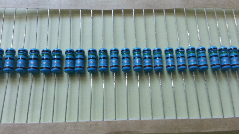 電阻器色標(biāo)帶表示電阻器的阻值、公差和溫度系數(shù)